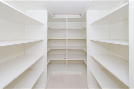 Casa à venda com 740m², 5 quartos e 6 vagasDispensa 2