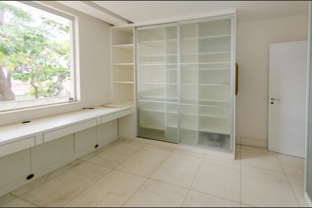 Casa à venda com 740m², 5 quartos e 6 vagasEscritório