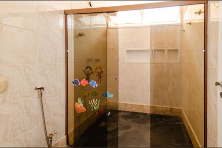 Casa à venda com 740m², 5 quartos e 6 vagasBanheiro semi-suíte