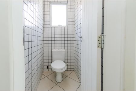 Casa à venda com 740m², 5 quartos e 6 vagasBanheiro salão 1