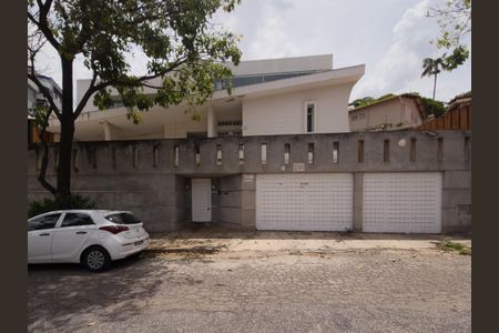 Casa à venda com 740m², 5 quartos e 6 vagasFachada