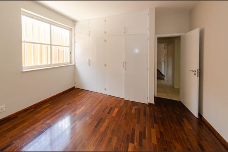 Casa à venda com 740m², 5 quartos e 6 vagasSemi-suíte 2