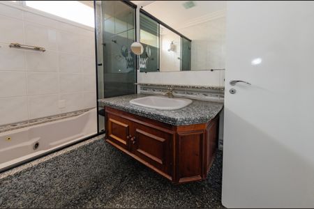 Casa à venda com 740m², 5 quartos e 6 vagasBanheiro social