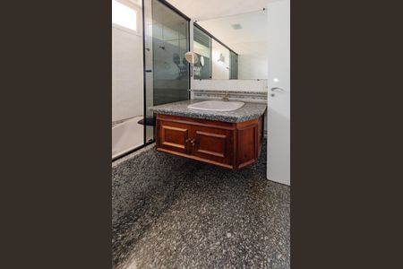 Casa à venda com 740m², 5 quartos e 6 vagasBanheiro social