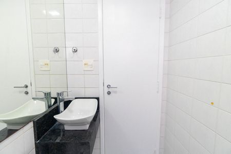 Apartamento à venda com 56m², 2 quartos e 1 vaga Apartamento à venda com 56m², 2 quartos e 1 vagaBanheiro Social