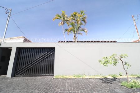 Casa para alugar com 240m², 4 quartos e 2 vagasFachada