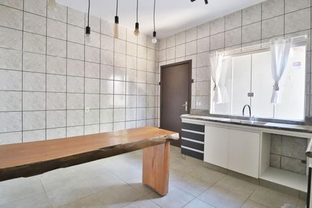 Casa para alugar com 240m², 4 quartos e 2 vagasCozinha