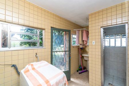 Casa à venda com 290m², 5 quartos e 2 vagas1º andar - Área de serviço