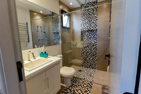 Apartamento à venda com 220m², 5 quartos e 4 vagasBanheiro da Suíte 1