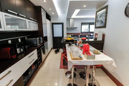 Apartamento à venda com 220m², 5 quartos e 4 vagasCozinha - Armários
