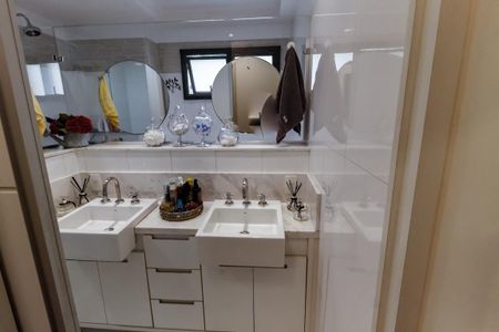 Apartamento à venda com 220m², 5 quartos e 4 vagasBanheiro da Suíte 4