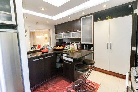 Apartamento à venda com 220m², 5 quartos e 4 vagasCozinha - Armários