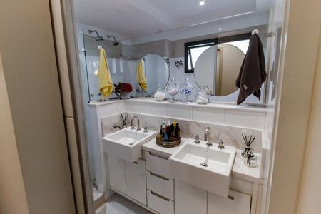 Apartamento à venda com 220m², 5 quartos e 4 vagasBanheiro da Suíte 4