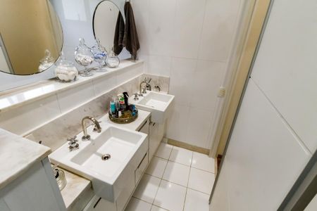 Apartamento à venda com 220m², 5 quartos e 4 vagasBanheiro da Suíte 4