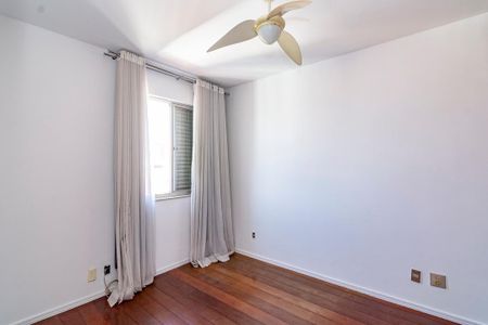 Apartamento à venda com 145m², 4 quartos e 3 vagasQuarto 2