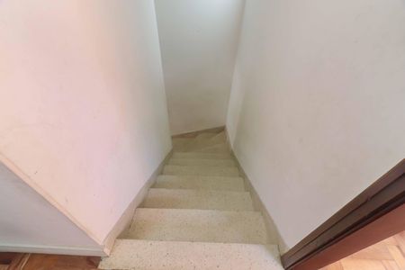 Casa à venda com 200m², 4 quartos e 2 vagasEscadas