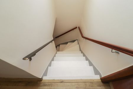 Casa à venda com 92m², 2 quartos e 1 vaga Casa à venda com 92m², 2 quartos e 1 vagaEscada