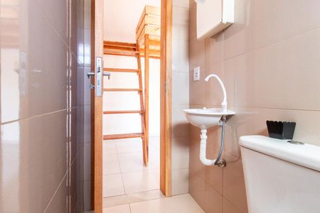 Banheiro Social de kitnet/studio para alugar com 1 quarto, 35m² em Cajuru, Curitiba