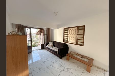 Casa à venda com 4 quartos, 180m² em Alípio de Melo, Belo Horizonte