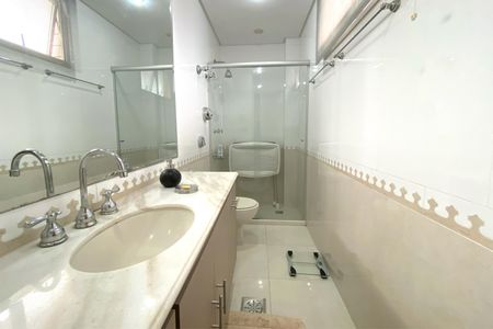 Apartamento à venda com 200m², 6 quartos e 4 vagasBanheiro da Suíte 1