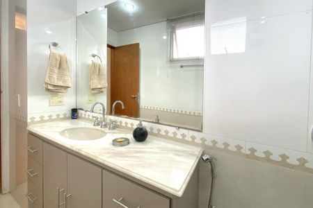 Apartamento à venda com 200m², 6 quartos e 4 vagasBanheiro da Suíte 1