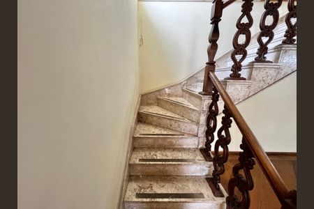 Casa à venda com 200m², 4 quartos e 3 vagasEscada