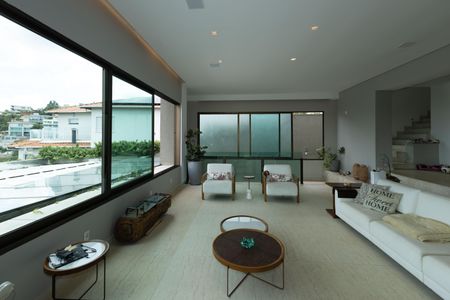 Casa de condomínio para alugar com 500m², 4 quartos e 5 vagasSala de Estar