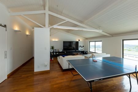 Casa de condomínio para alugar com 500m², 4 quartos e 5 vagasSala de TV