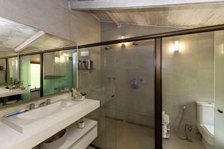 Casa de condomínio para alugar com 500m², 4 quartos e 5 vagasBanheiro da Suíte 1