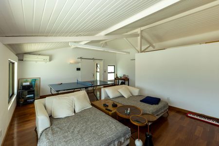 Casa de condomínio para alugar com 500m², 4 quartos e 5 vagasSala de TV