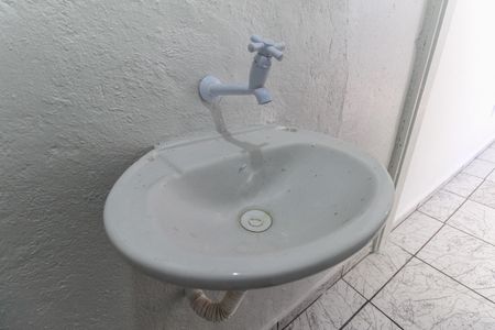 Banheiro de casa para alugar com 1 quarto, 25m² em Jardim Robru, São Paulo