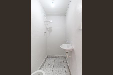 Banheiro de casa para alugar com 1 quarto, 25m² em Jardim Robru, São Paulo