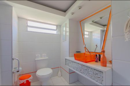 Casa à venda com 800m², 4 quartos e 6 vagasBanheiro da Suíte 2