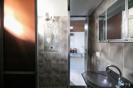 Casa à venda com 187m², 2 quartos e 2 vagas Casa à venda com 187m², 2 quartos e 2 vagasBanheiro da Garagem