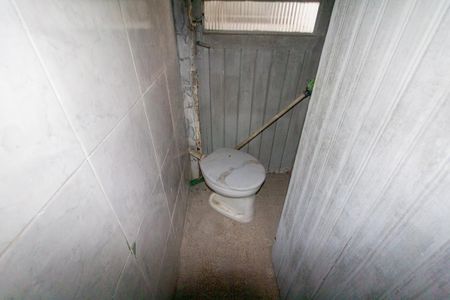 Casa à venda com 240m², 5 quartos e 4 vagasCasa 3: Banheiro 2