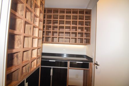 Apartamento à venda com 317m², 4 quartos e 4 vagasAdega