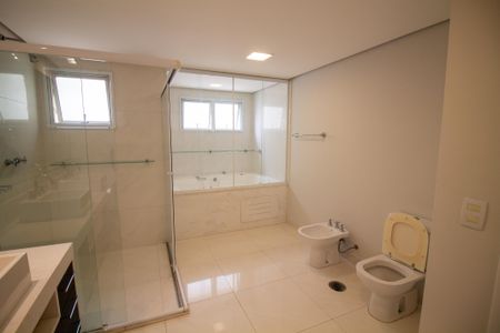 Apartamento à venda com 317m², 4 quartos e 4 vagasBanheiro da Suíte 4