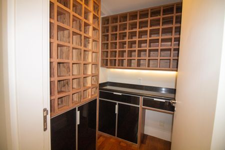 Apartamento à venda com 317m², 4 quartos e 4 vagasAdega