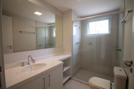 Apartamento à venda com 317m², 4 quartos e 4 vagasBanheiro da Suíte 2