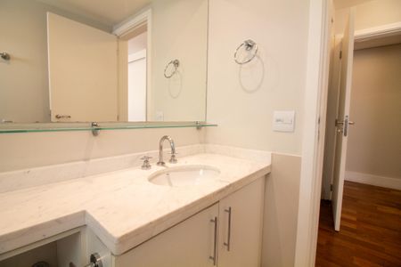 Apartamento à venda com 317m², 4 quartos e 4 vagasBanheiro da Suíte 3