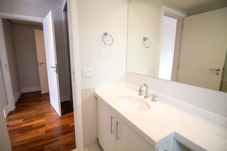 Apartamento à venda com 317m², 4 quartos e 4 vagasBanheiro da Suíte 2