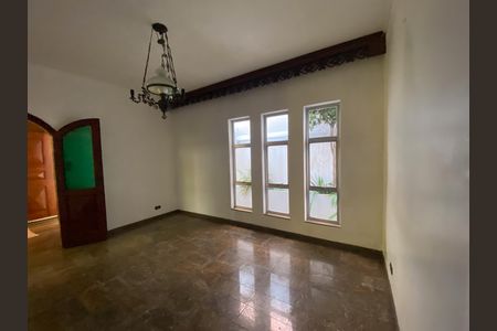 Casa para alugar com 230m², 6 quartos e 2 vagas
