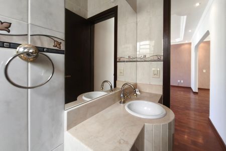 Casa à venda com 330m², 3 quartos e 5 vagas Casa à venda com 330m², 3 quartos e 5 vagasLavabo