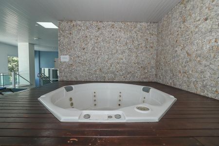 Apartamento à venda com 65m², 2 quartos e 2 vagasÁrea comum - Piscina coberta