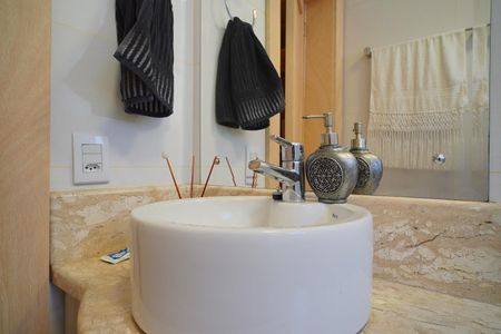 Apartamento à venda com 74m², 2 quartos e 1 vaga Apartamento à venda com 74m², 2 quartos e 1 vagaBanheiro