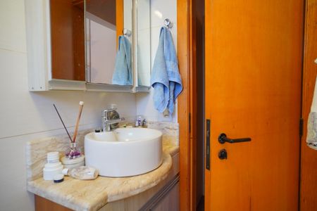 Banheiro suíte  de apartamento à venda com 1 quarto, 74m² em Mont’serrat, Porto Alegre