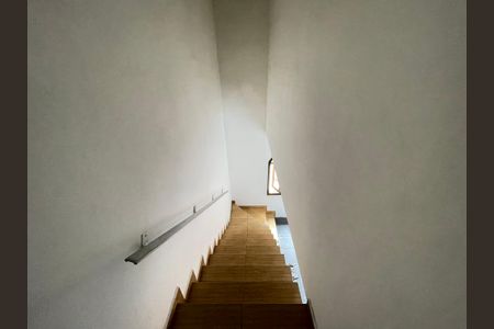 Casa para alugar com 60m², 2 quartos e 1 vaga Casa para alugar com 60m², 2 quartos e 1 vagaEscada