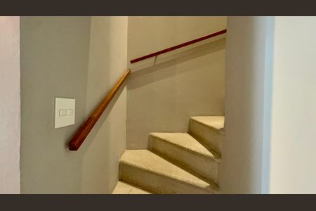 Casa para alugar com 120m², 2 quartos e 1 vagaEscada