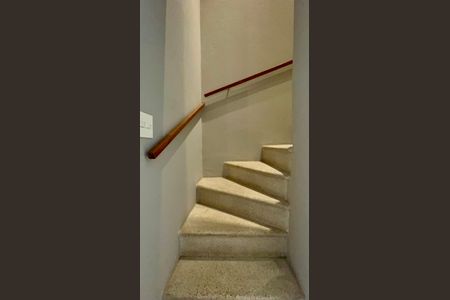 Casa para alugar com 120m², 2 quartos e 1 vagaEscada