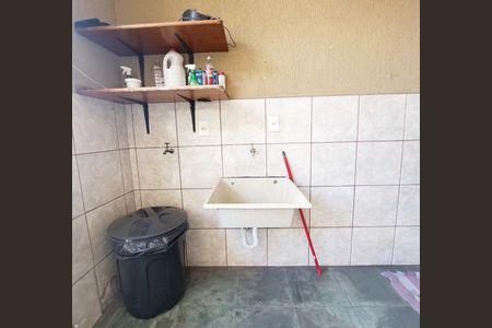 Casa à venda com 226m², 5 quartos e 3 vagas Casa à venda com 226m², 5 quartos e 3 vagasÁrea de Serviço - CASA 2